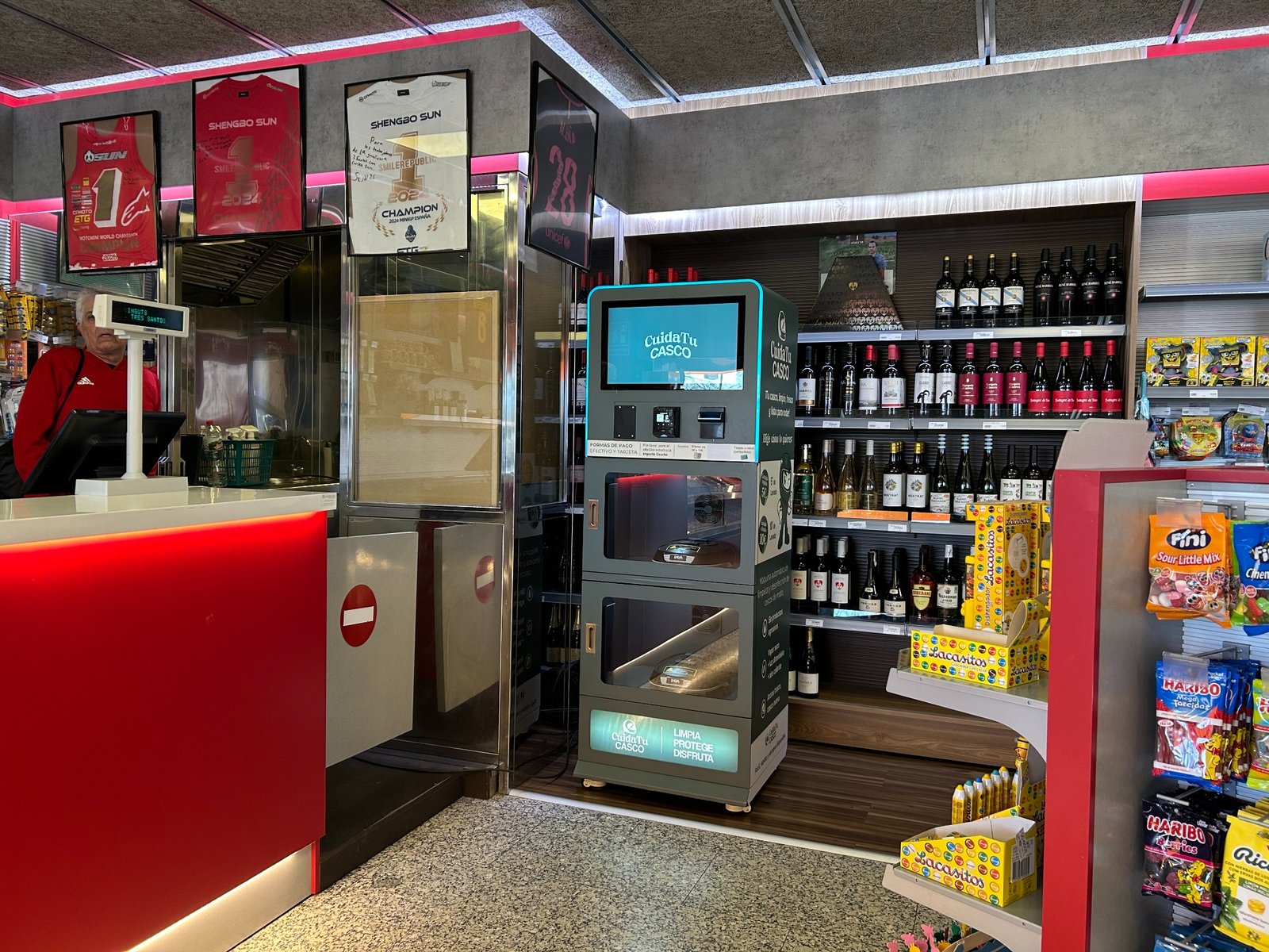 Máquina CuidaTuCasco instalada en la estación de servicio de Sant Just Desvern